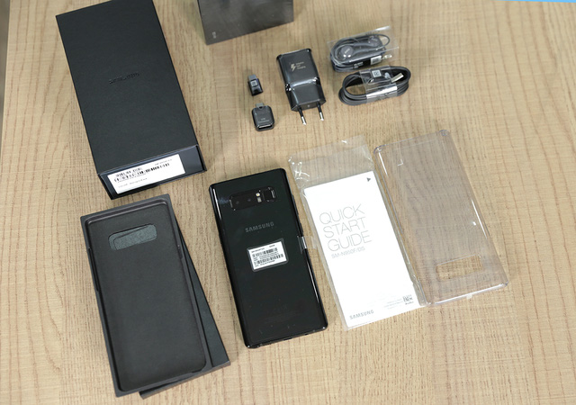 Bên trong hộp, máy đi kèm đi kèm sạc nhanh, cáp USB Type-C, đầu bút thay cho S Pen, nắp lưng nhựa, tai nghe và bộ đôi cổng USB Connector, gồm: một cổng tích hợp đầu USB Type C và micro USB, nhằm mục đích truyền dữ liệu từ thiết bị Android cũ đến Galaxy Note8; và một cổng USB và USB Type C, cho phép truyền dữ liệu từ thiết bị khác như iPhone của Apple.