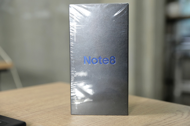 
Hộp đựng Galaxy Note8 không có sự khác biệt so với các phiên bản ở các thị trường khác với tông màu đen chủ đạo, và dòng chữ Note8 được in ở vị trí trung tâm.
