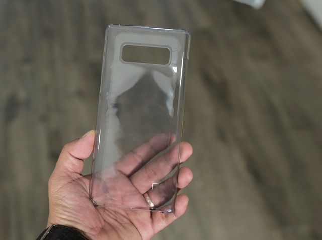 
Khác với các phiên bản trước đây, người mua Note8 sẽ có thêm nắp lưng nhựa, giúp bảo vệ thiết bị tránh trầy sướt khi sử dụng.
