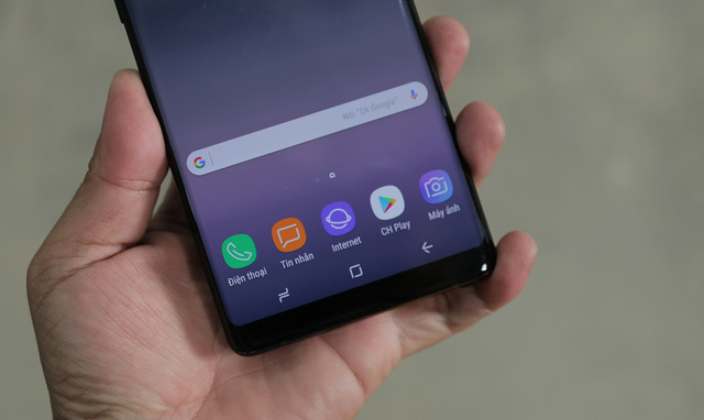 Đây cũng là sản phẩm đầu tiên trong dòng Note8 loại bỏ nút home. Ở phía trên, người dùng có một camera trước 8 MP và hệ thống cảm biến mống mắt.