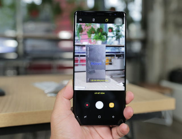 Hệ thống camera này cho khả năng chụp ảnh xóa phông chủ động Live Focus cho phép người dùng kiểm soát độ sâu của ảnh chụp (xóa phông với các cấp độ khác nhau) bằng cách điều chỉnh hiệu ứng bokeh trước hoặc sau khi chụp ảnh. Người dùng cũng có thể tận dụng 2 camera trước sau để chụp hai bức ảnh đồng thời với chế độ chụp kép Dual Capture.