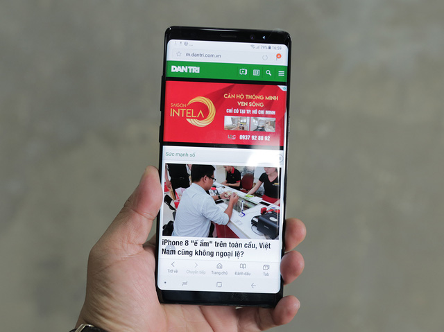 Bên trong, Galaxy Note8 trang bị vi xử lý Octa core (2.3GHz Quad + 1.7GHz Quad), 64bit trên tiến trình 10 nm, RAM 6 GB, bộ nhớ trong 64 GB. Ngoài ra, máy tích hợp pin dung lượng 3.300 mAh, trang bị sạc không dây tương thích WPC và PMA.
