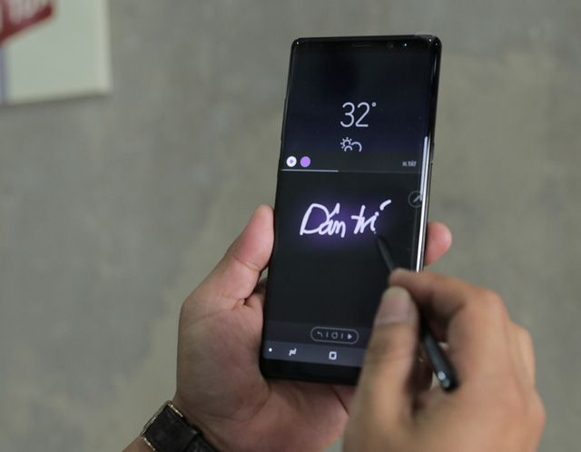 Một điểm nhấn khác của Note8 đó là bút S Pen, thế hệ bút mới tích hợp nhiều tính năng và sử dụng hiệu quả trên màn hình vô cực. Chẳng hạn như tính năng Live Messenger, tính năng Dịch thuật cải tiến…