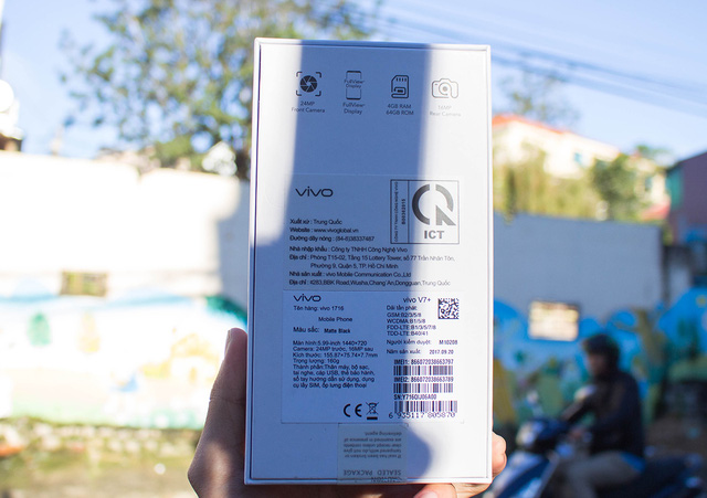 Mặt sau của vỏ hộp ghi đầy đủ các thông số cơ bản, chẳng hạng camera 24 MP, màn hình Full View, 4 GB RAM, camera chính 16 MP.