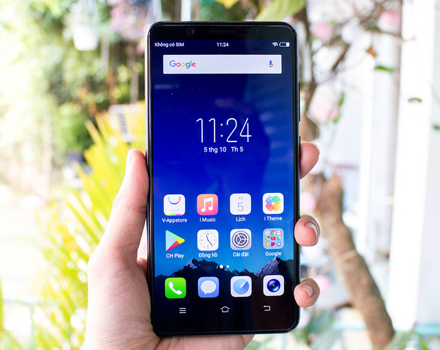 Điểm nhấn của Vivo V7+ đó là màn hình Fullview Display kích thước 5,99 inch có tỉ lệ màn hình 18:9. Đây là sản phẩm tầm trung đầu tiên có tỉ lệ màn hình này được bán ở Việt Nam. Với màn hình mới, giúp tăng thêm 12.5% góc hiển thị so với tỉ lệ truyền thống 16:9. Đồng thời, công nghệ màn hình tràn viền cũng giúp máy nhỏ gọn hơn dù kích thước màn hình lên đến 5.5 inch.