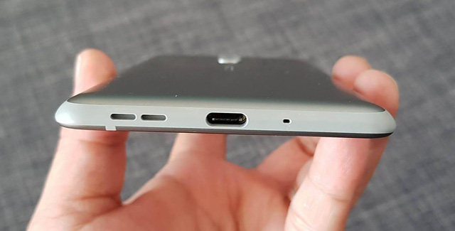 Bên dưới của máy sử dụng chuẩn sạc USB Type-C, đi cùng loa ngoài và microphone.