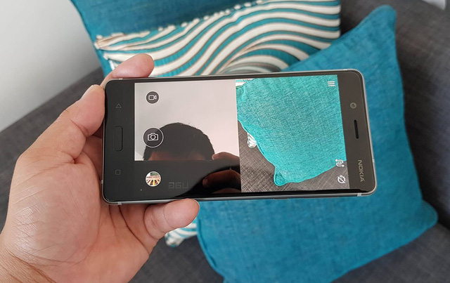 Đi cùng đó, Nokia 8 có khả năng quay dual-sight video đầu tiên trên thế giới và phát trực tiếp (livestream) trên mạng xã hội như Youtube và Facebook. Dual-sight cho phép thiết bị sử dụng đồng thời hai camera trước và sau trong một màn hình cho cả hình ảnh và video.