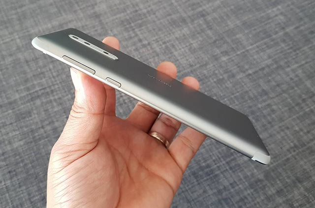 Nokia cũng cho biết, Nokia 8 sử dụng lớp vỏ sử dụng công nghệ phủ gương bóng, được xử lý trong hơn 20 giờ. Cạnh phải của máy là vị trí của nút nguồn và nút âm lượng.