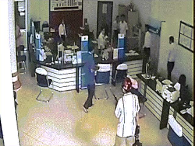 Clip toàn bộ diễn biến vụ dùng súng cướp ngân hàng ở Vĩnh Long