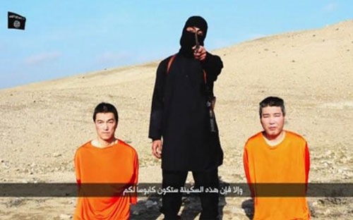 Hình ảnh trong đoạn băng video của IS dọa hành quyết hai con tin người Nhật - Ảnh: Reuters.